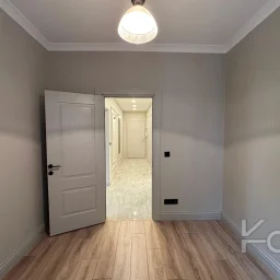 Laci̇vert Cadde Şaşkınbakkal Güvenli̇kli̇ Yüzme Havuzlu 80m² Net 2+1