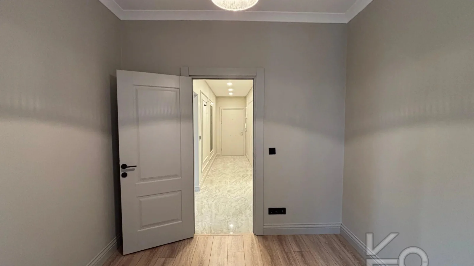 Laci̇vert Cadde Şaşkınbakkal Güvenli̇kli̇ Yüzme Havuzlu 80m² Net 2+1
