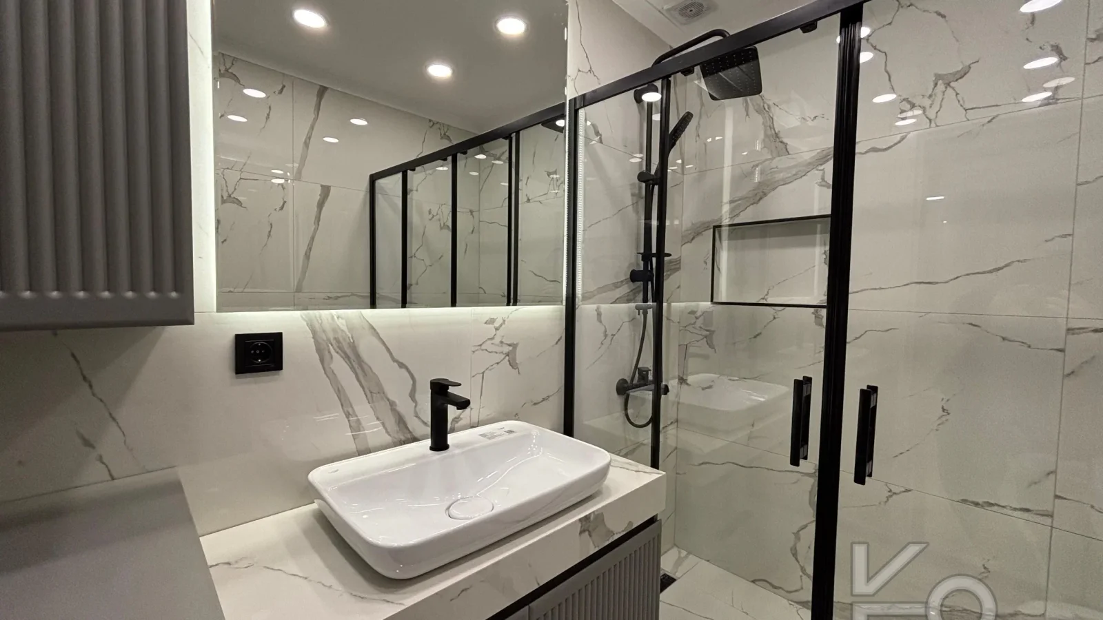 Laci̇vert Cadde Şaşkınbakkal Güvenli̇kli̇ Yüzme Havuzlu 80m² Net 2+1