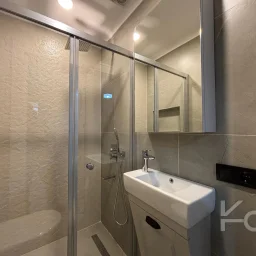 Laci̇vert Cadde Şaşkınbakkal Güvenli̇kli̇ Yüzme Havuzlu 80m² Net 2+1