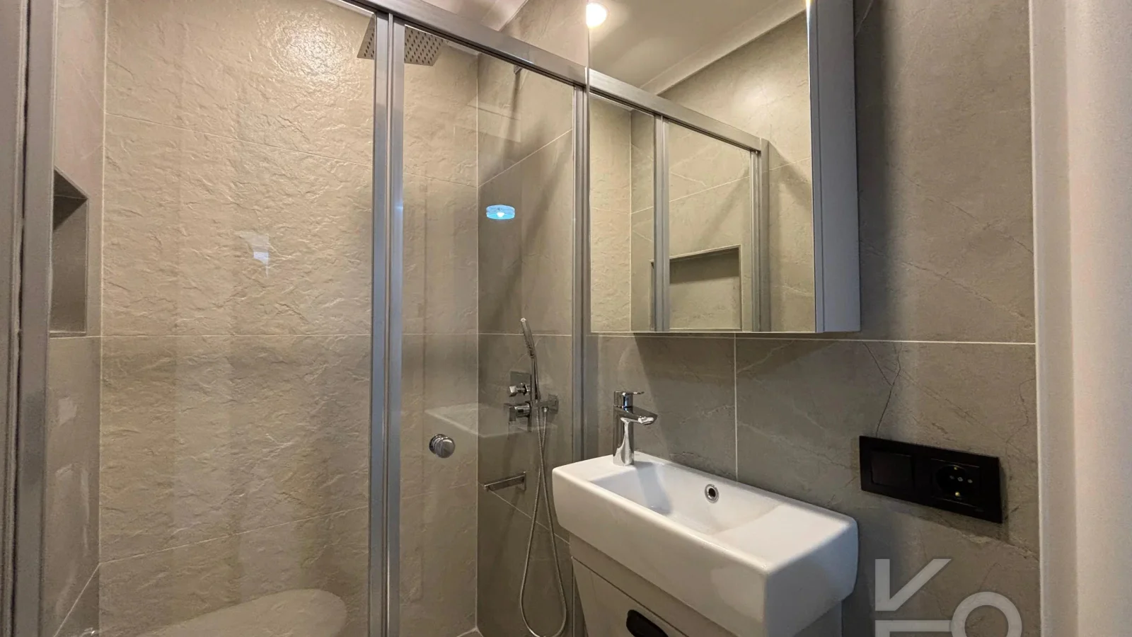 Laci̇vert Cadde Şaşkınbakkal Güvenli̇kli̇ Yüzme Havuzlu 80m² Net 2+1