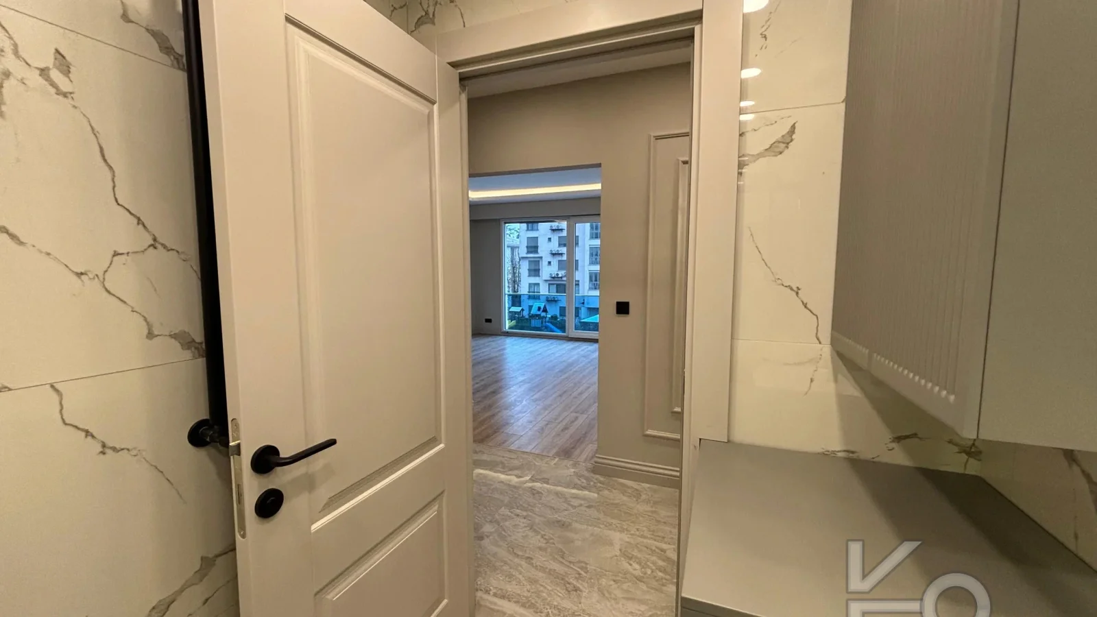 Laci̇vert Cadde Şaşkınbakkal Güvenli̇kli̇ Yüzme Havuzlu 80m² Net 2+1