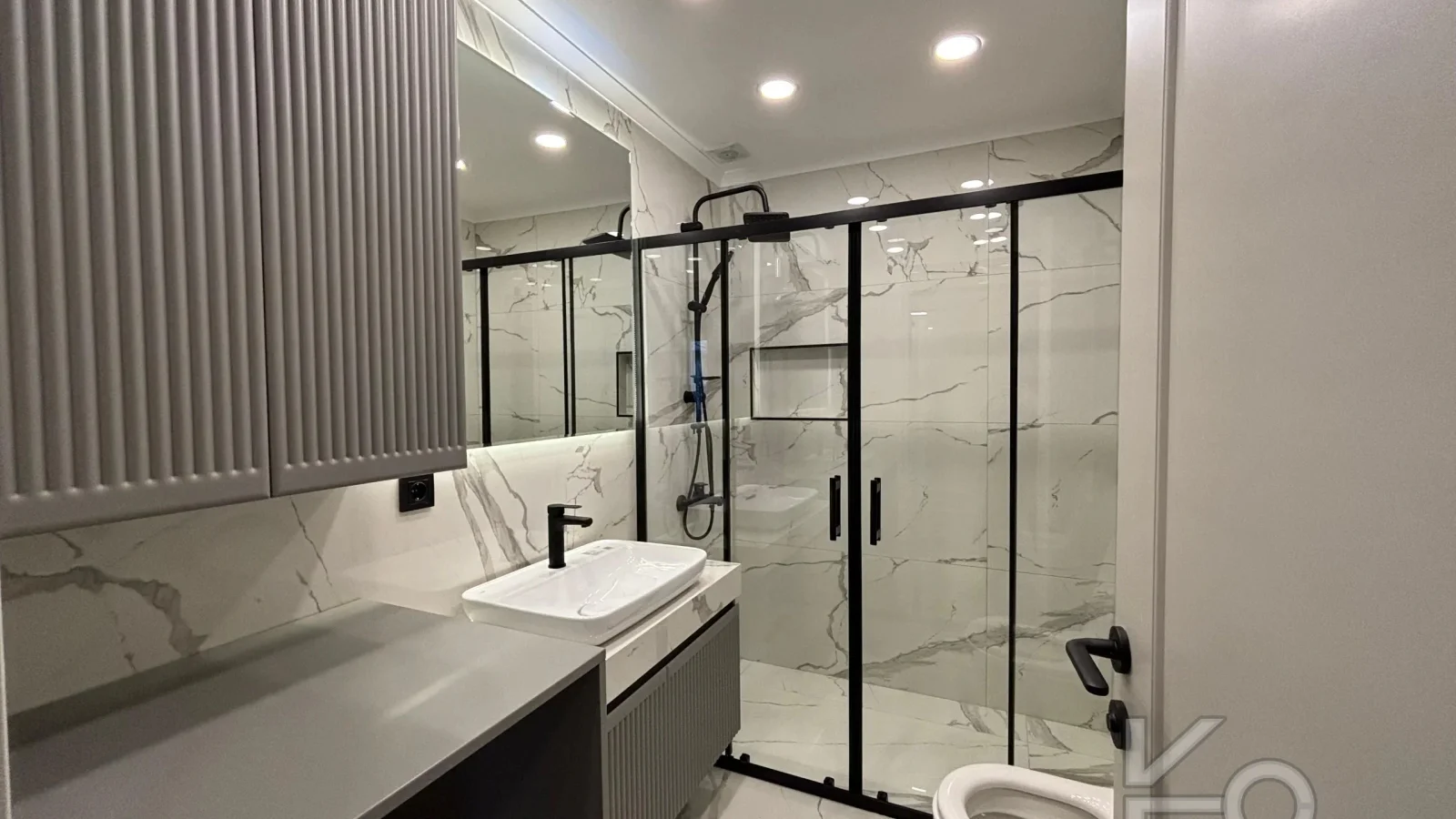 Laci̇vert Cadde Şaşkınbakkal Güvenli̇kli̇ Yüzme Havuzlu 80m² Net 2+1