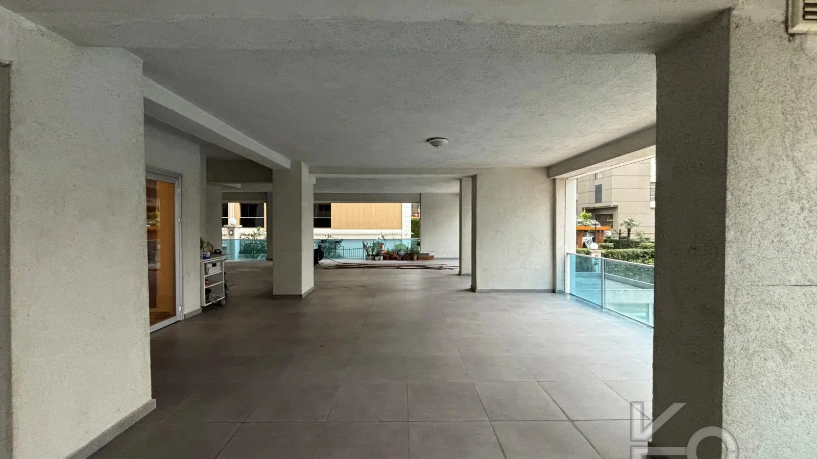 Laci̇vert Cadde Şaşkınbakkal Güvenli̇kli̇ Yüzme Havuzlu 80m² Net 2+1