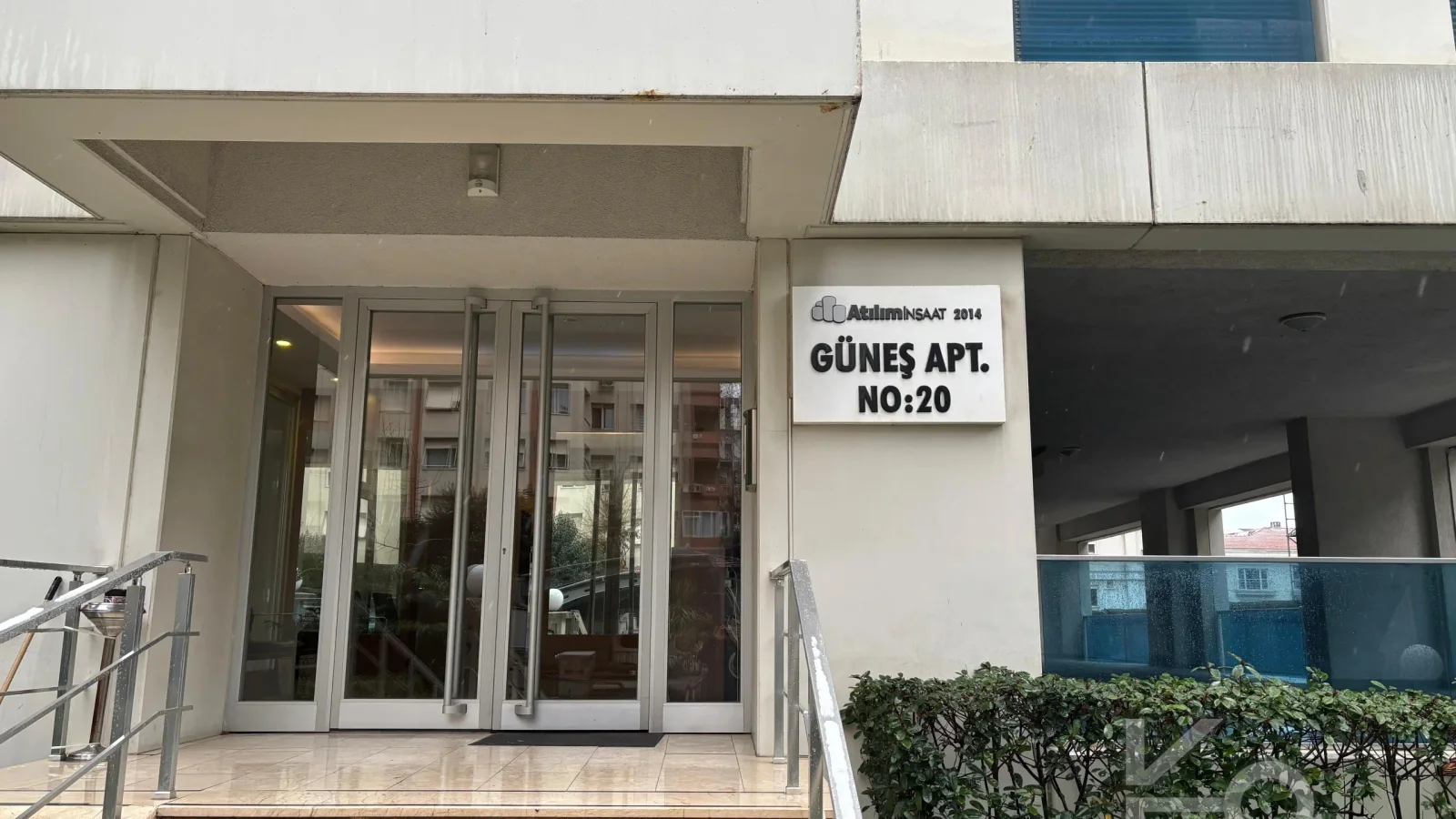 Laci̇vert Cadde Şaşkınbakkal Güvenli̇kli̇ Yüzme Havuzlu 80m² Net 2+1