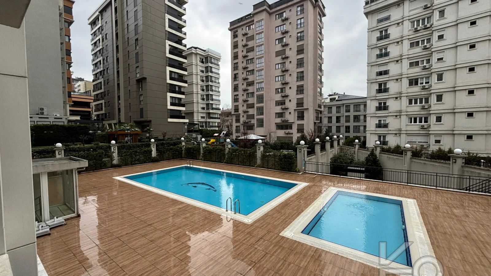 Laci̇vert Cadde Şaşkınbakkal Güvenli̇kli̇ Yüzme Havuzlu 80m² Net 2+1