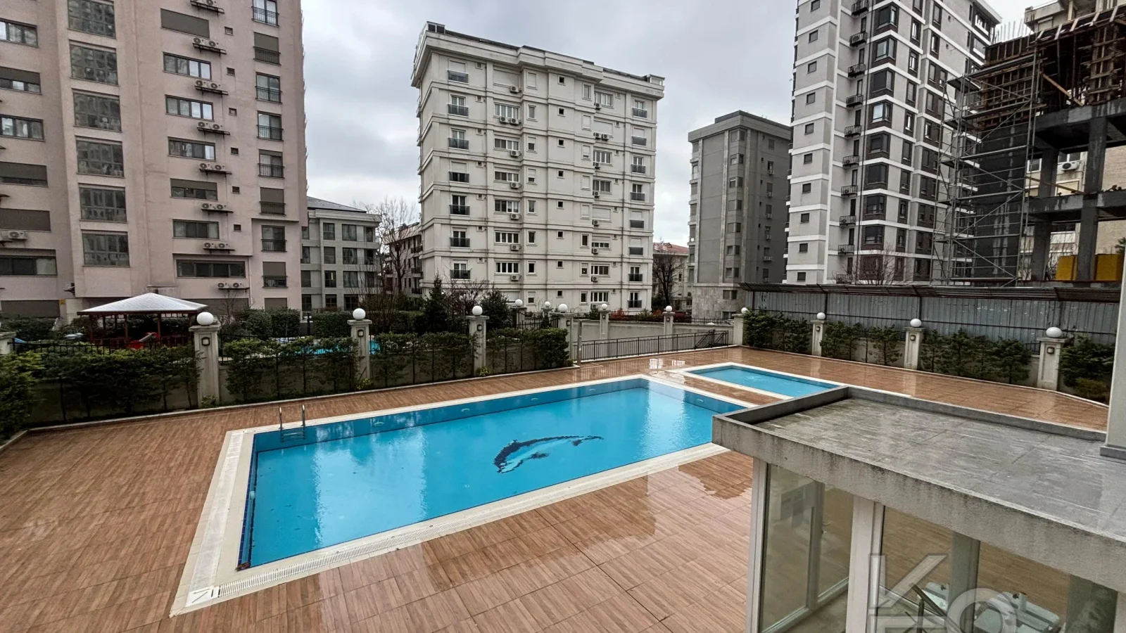 Laci̇vert Cadde Şaşkınbakkal Güvenli̇kli̇ Yüzme Havuzlu 80m² Net 2+1
