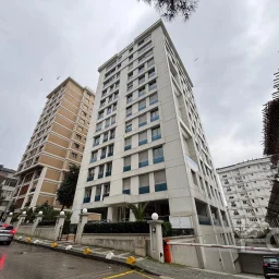 Laci̇vert Cadde Şaşkınbakkal Güvenli̇kli̇ Yüzme Havuzlu 80m² Net 2+1