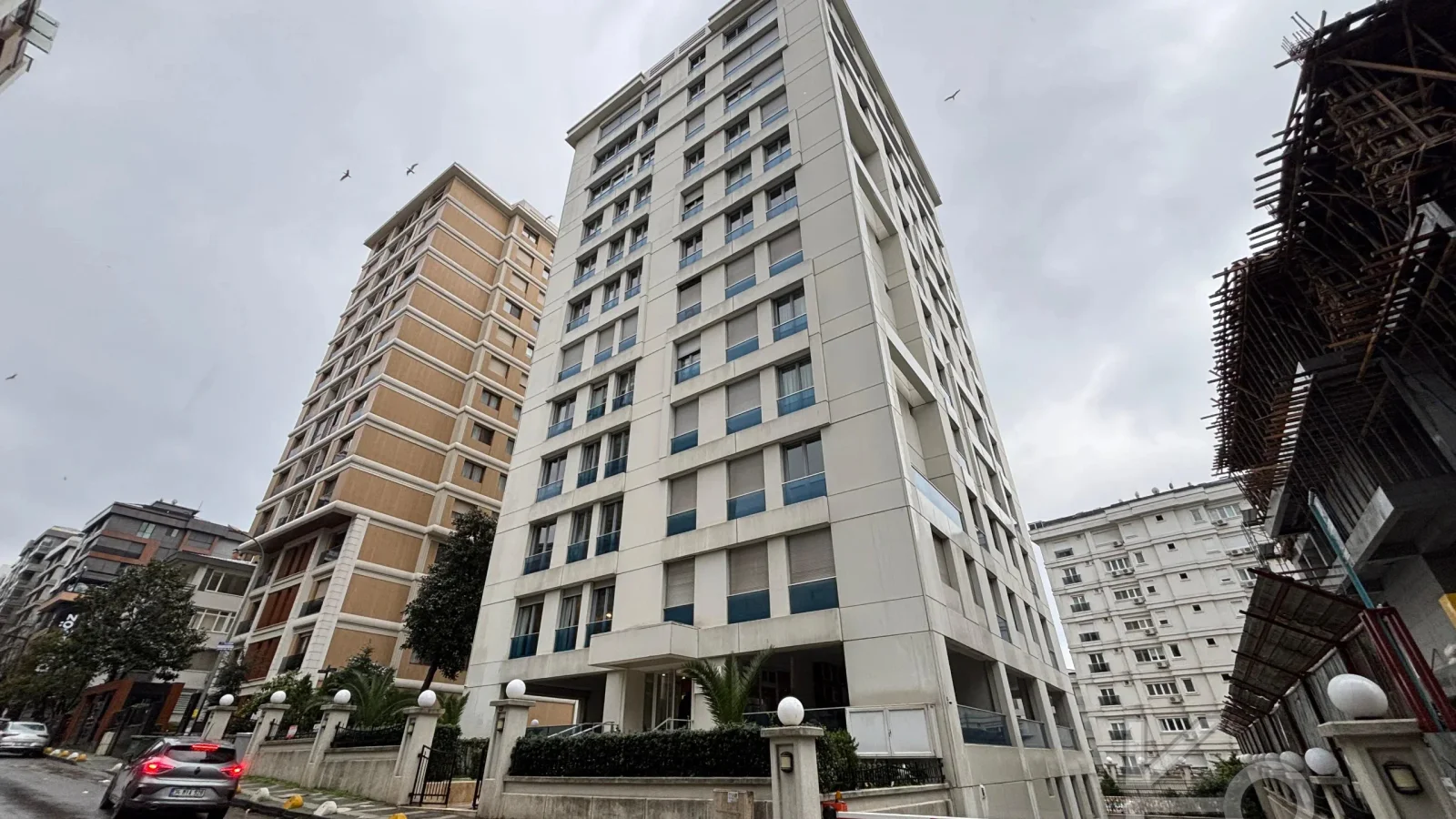 Laci̇vert Cadde Şaşkınbakkal Güvenli̇kli̇ Yüzme Havuzlu 80m² Net 2+1