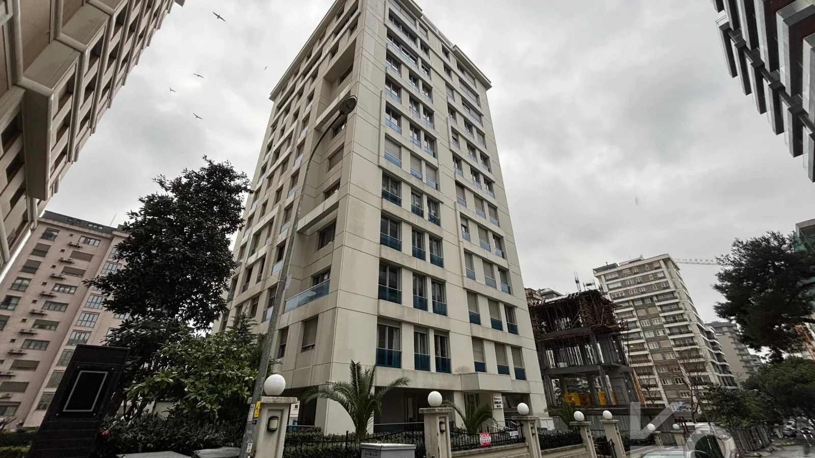 Laci̇vert Cadde Şaşkınbakkal Güvenli̇kli̇ Yüzme Havuzlu 80m² Net 2+1