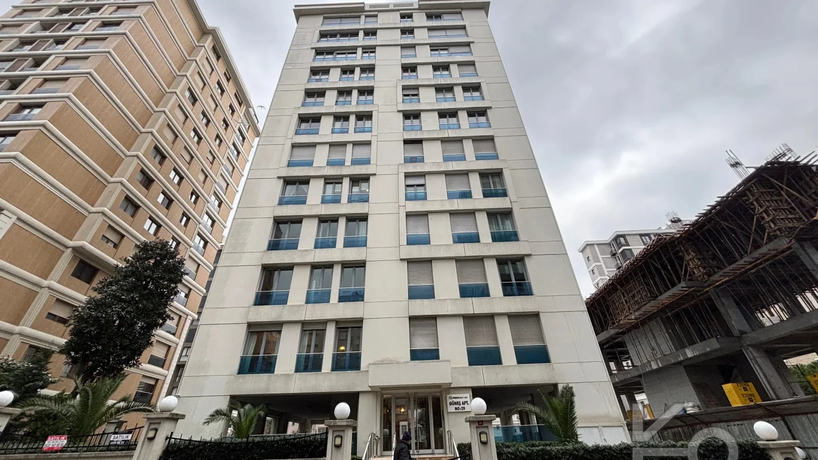 Laci̇vert Cadde Şaşkınbakkal Güvenli̇kli̇ Yüzme Havuzlu 80m² Net 2+1