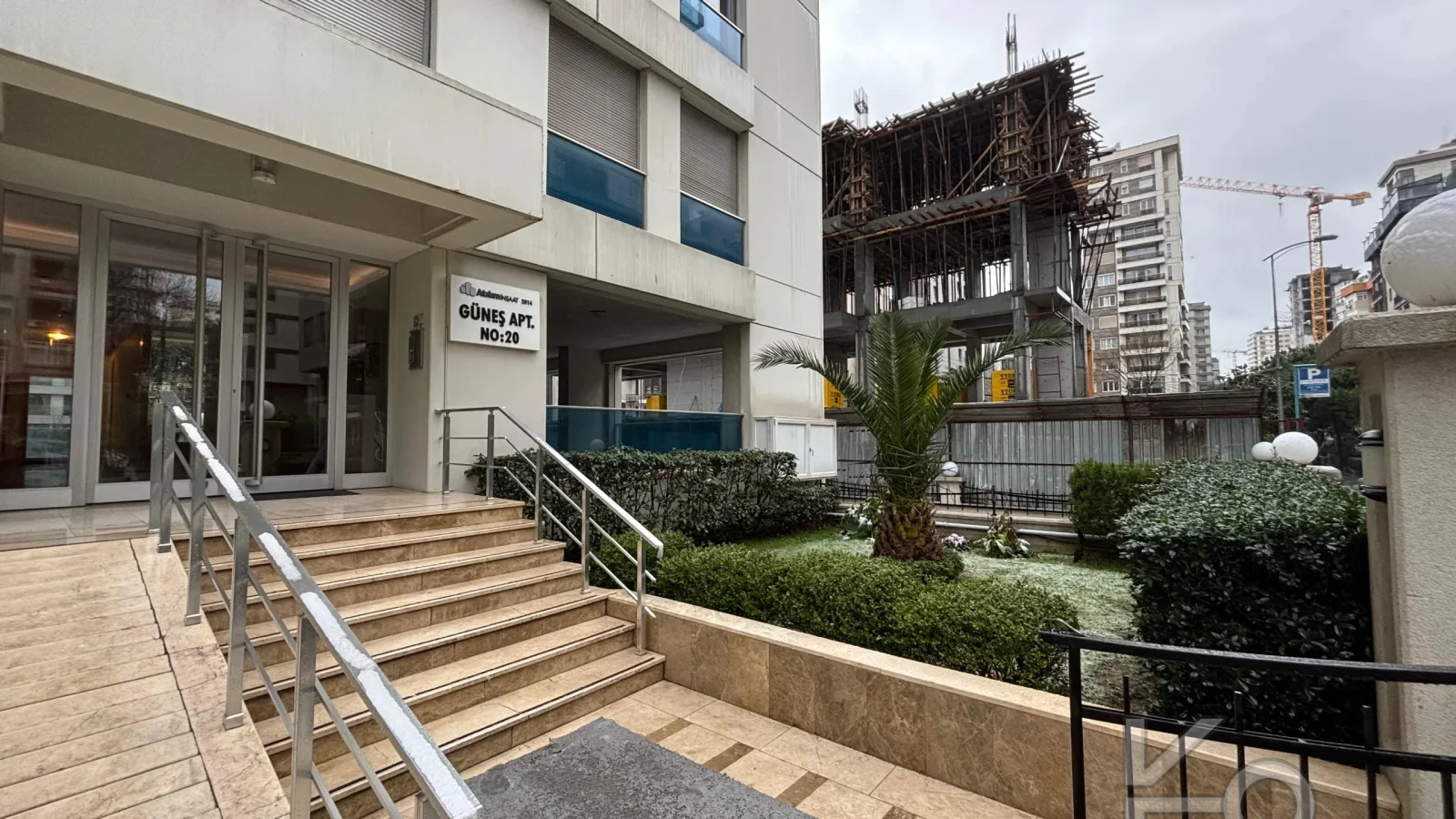 Laci̇vert Cadde Şaşkınbakkal Güvenli̇kli̇ Yüzme Havuzlu 80m² Net 2+1