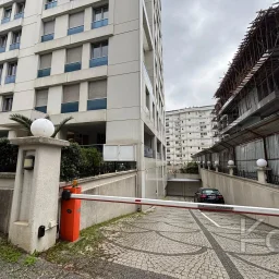 Laci̇vert Cadde Şaşkınbakkal Güvenli̇kli̇ Yüzme Havuzlu 80m² Net 2+1
