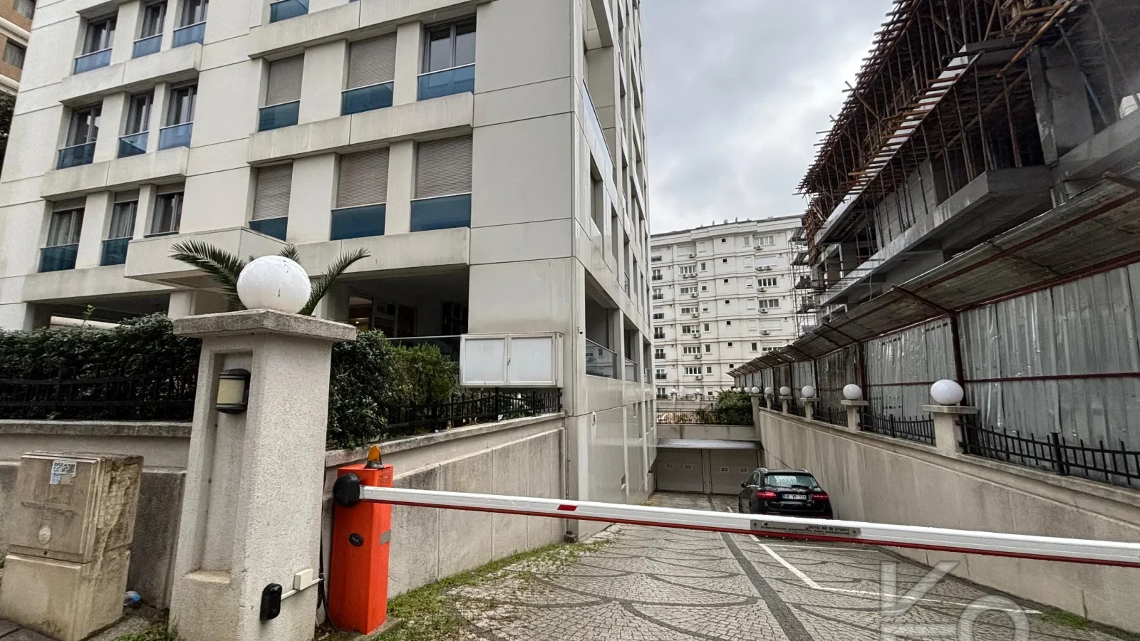 Laci̇vert Cadde Şaşkınbakkal Güvenli̇kli̇ Yüzme Havuzlu 80m² Net 2+1