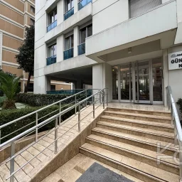 Laci̇vert Cadde Şaşkınbakkal Güvenli̇kli̇ Yüzme Havuzlu 80m² Net 2+1