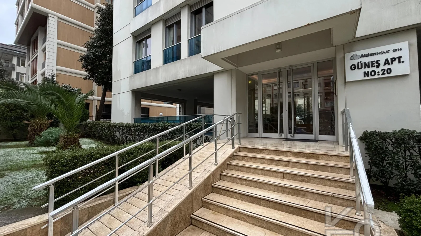 Laci̇vert Cadde Şaşkınbakkal Güvenli̇kli̇ Yüzme Havuzlu 80m² Net 2+1