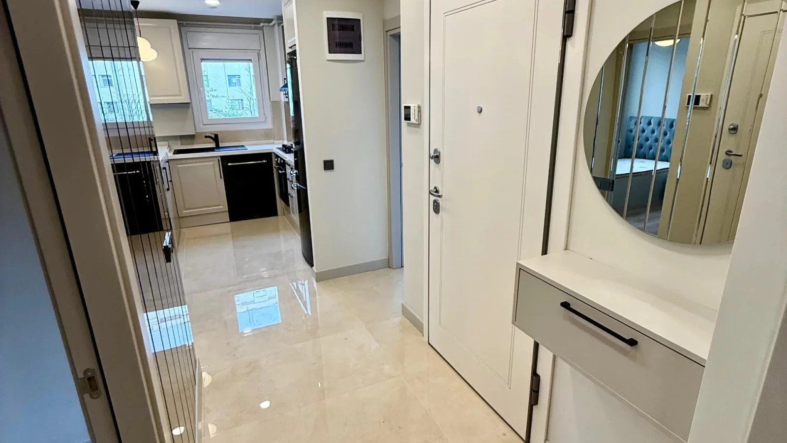 Laci̇vertcadde Erenköy Bağdat Cd. Yakini Mi̇mari̇ Dekorlu 75m² 3+1