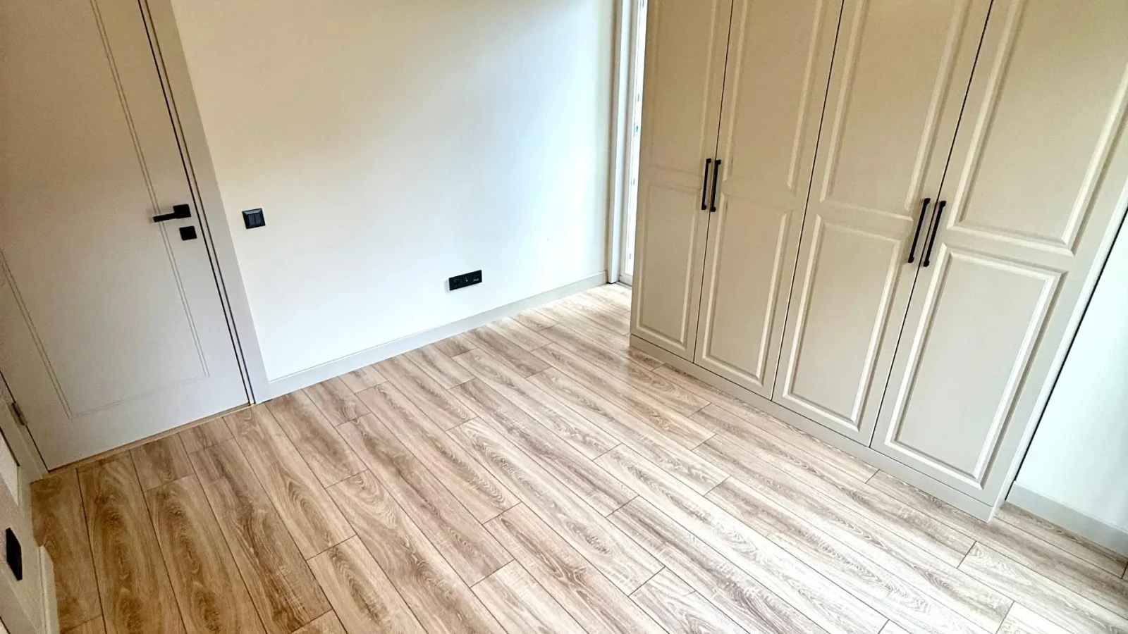 Laci̇vertcadde Erenköy Bağdat Cd. Yakini Mi̇mari̇ Dekorlu 75m² 3+1