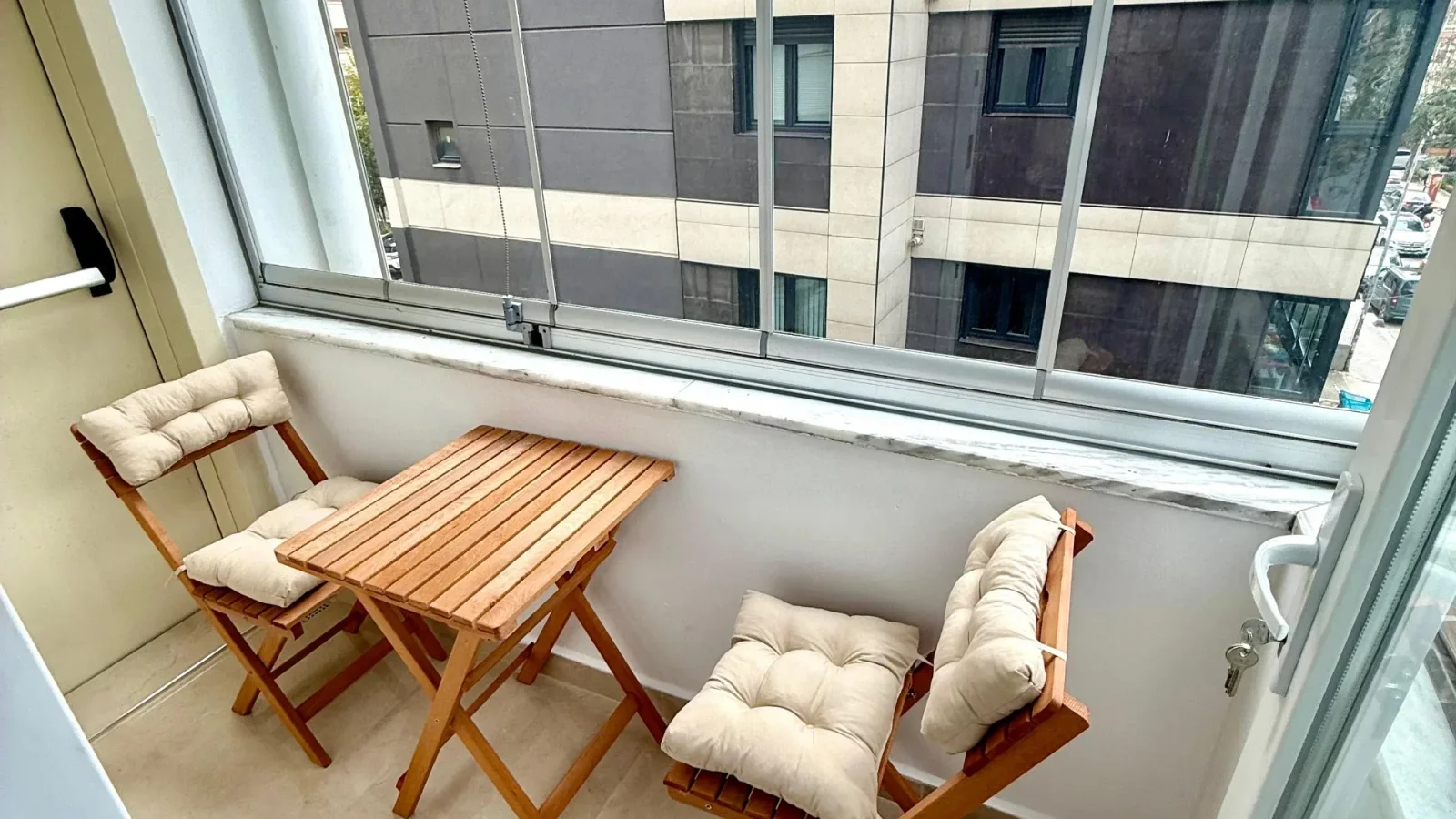 Laci̇vertcadde Erenköy Bağdat Cd. Yakini Mi̇mari̇ Dekorlu 75m² 3+1