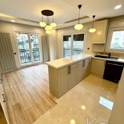 Laci̇vertcadde Erenköy Bağdat Cd. Yakini Mi̇mari̇ Dekorlu 75m² 3+1