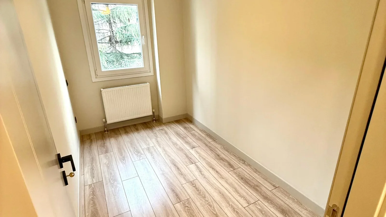 Laci̇vertcadde Erenköy Bağdat Cd. Yakini Mi̇mari̇ Dekorlu 75m² 3+1
