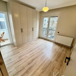 Laci̇vertcadde Erenköy Bağdat Cd. Yakini Mi̇mari̇ Dekorlu 75m² 3+1