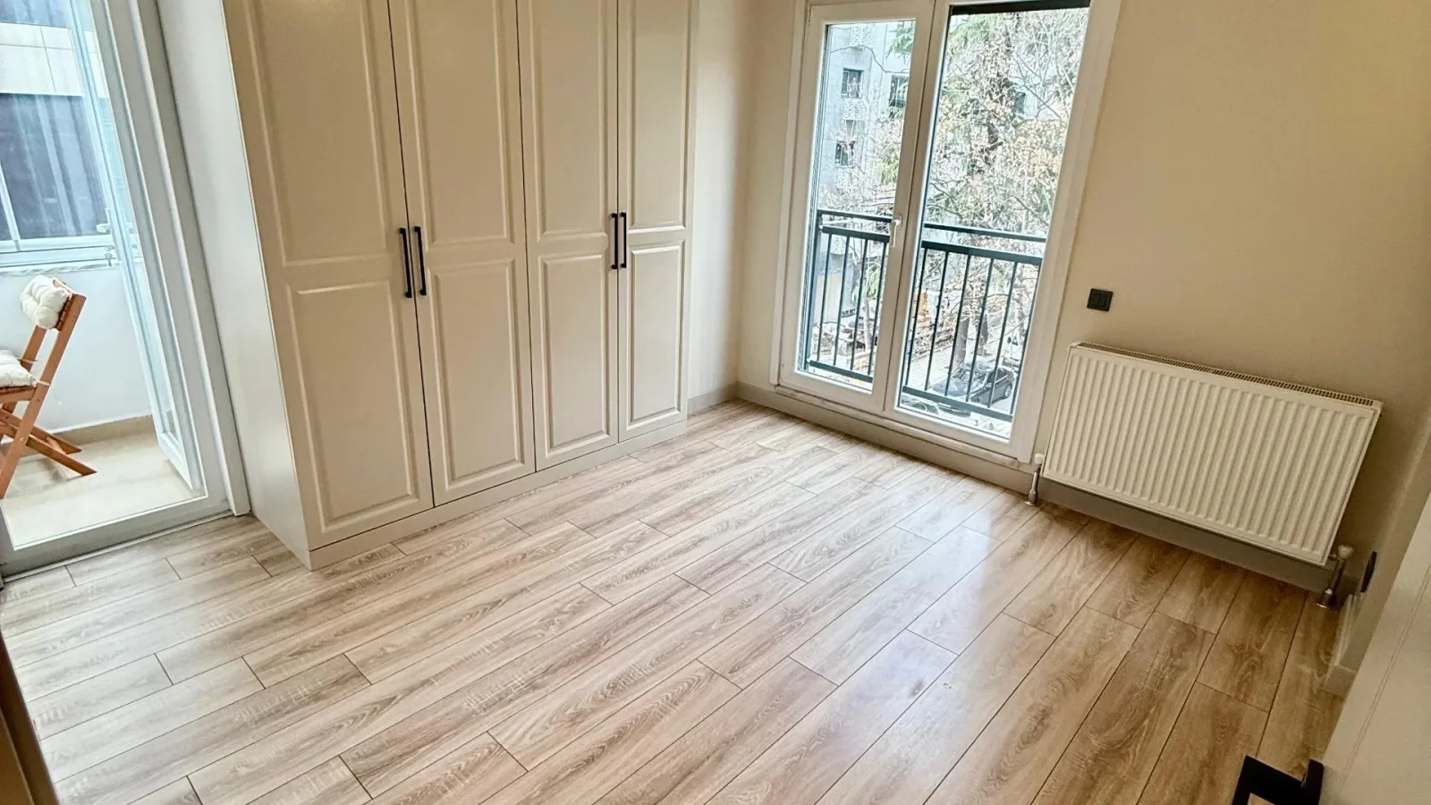 Laci̇vertcadde Erenköy Bağdat Cd. Yakini Mi̇mari̇ Dekorlu 75m² 3+1