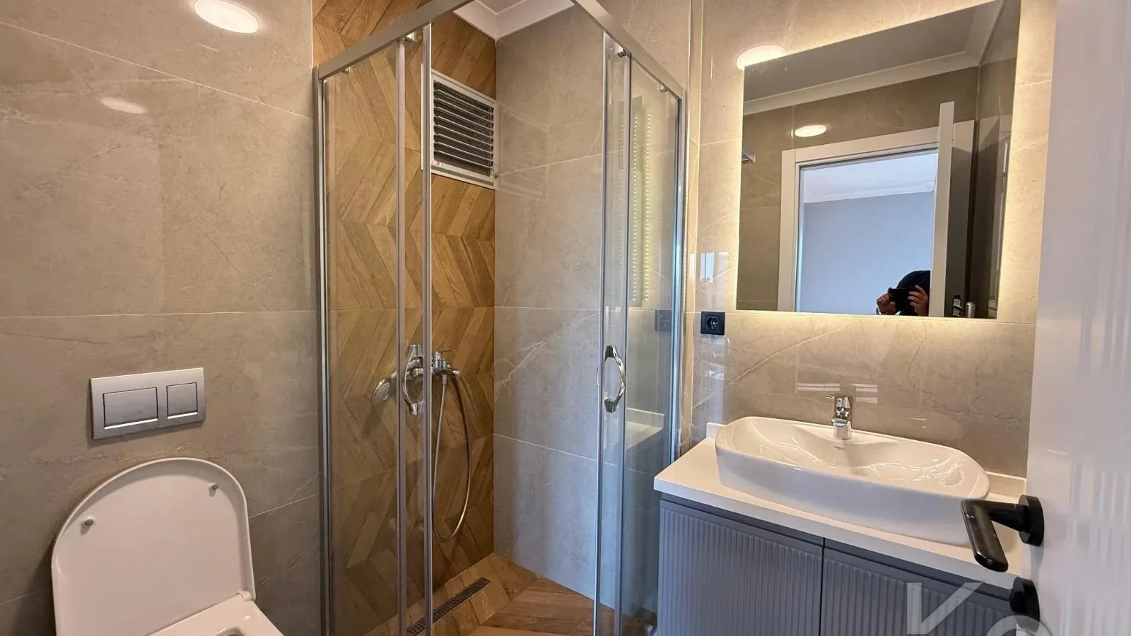 Laci̇vertcadde Caddebostan Bağdat Cad.yakin 130 M² Net Ebeveynli̇