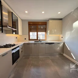 Laci̇vertcadde Caddebostan Bağdat Cad.yakin 130 M² Net Ebeveynli̇