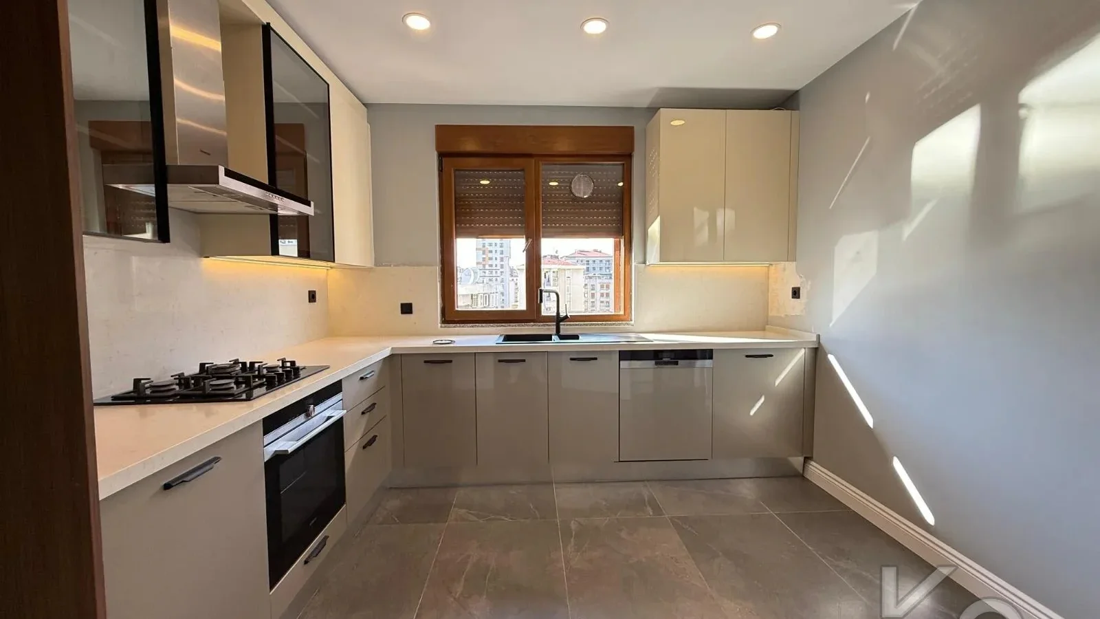 Laci̇vertcadde Caddebostan Bağdat Cad.yakin 130 M² Net Ebeveynli̇