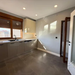 Laci̇vertcadde Caddebostan Bağdat Cad.yakin 130 M² Net Ebeveynli̇
