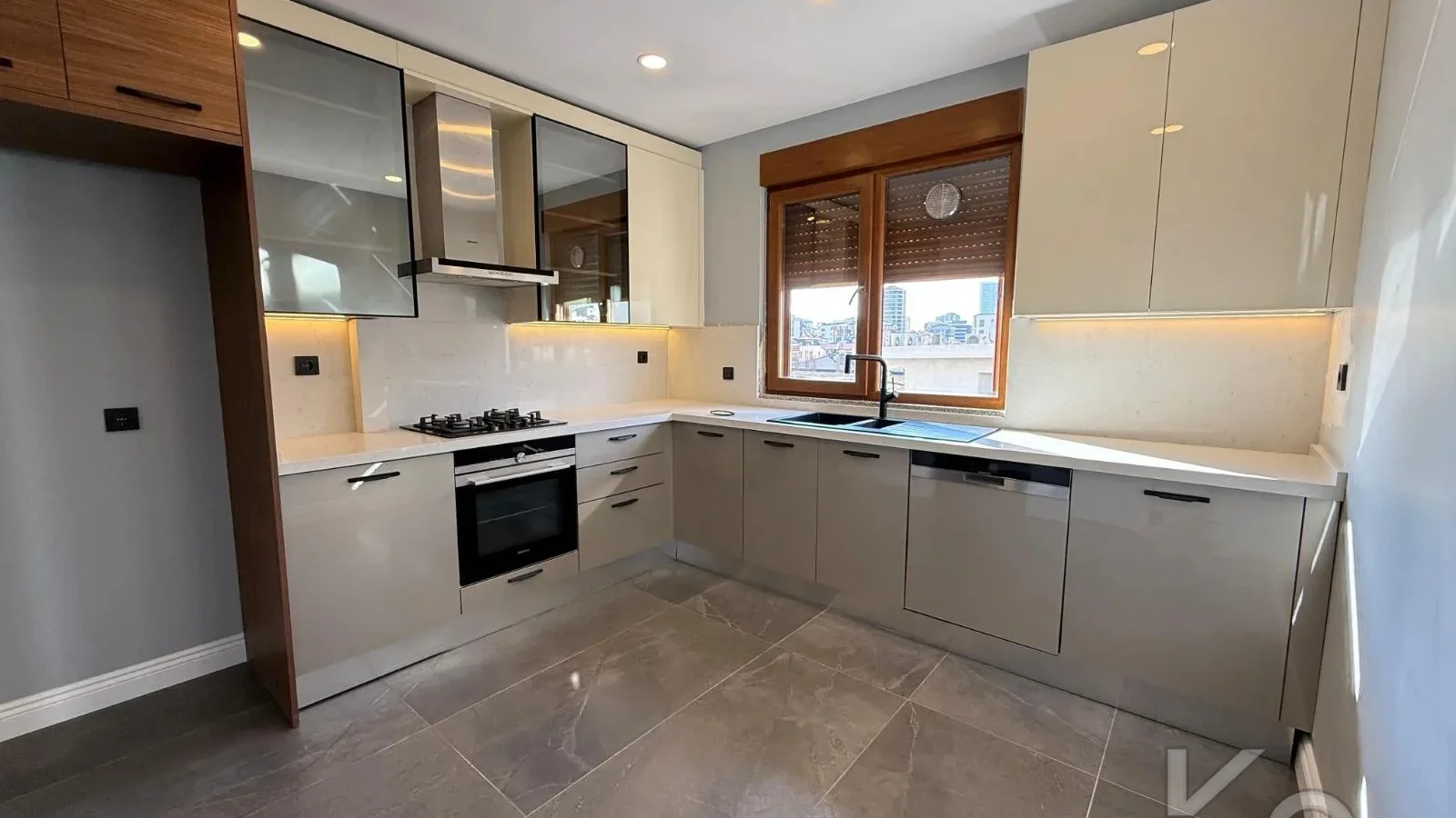 Laci̇vertcadde Caddebostan Bağdat Cad.yakin 130 M² Net Ebeveynli̇