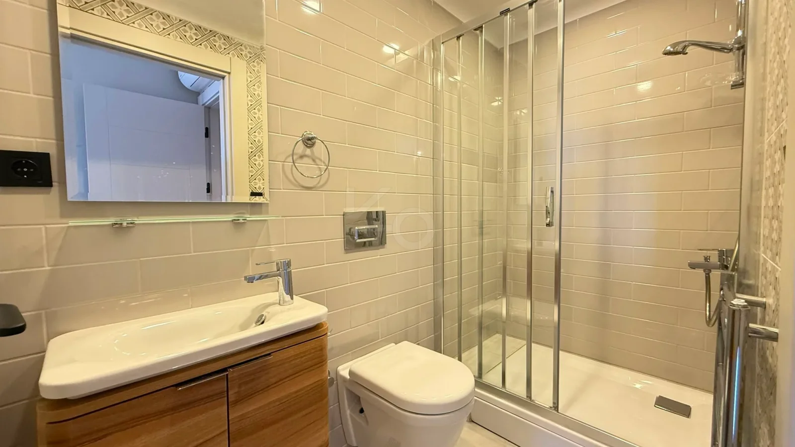 Academy Caddebostan  Bağdat Caddesi'ne 5.bina Satılık 4+1 Boş Daire