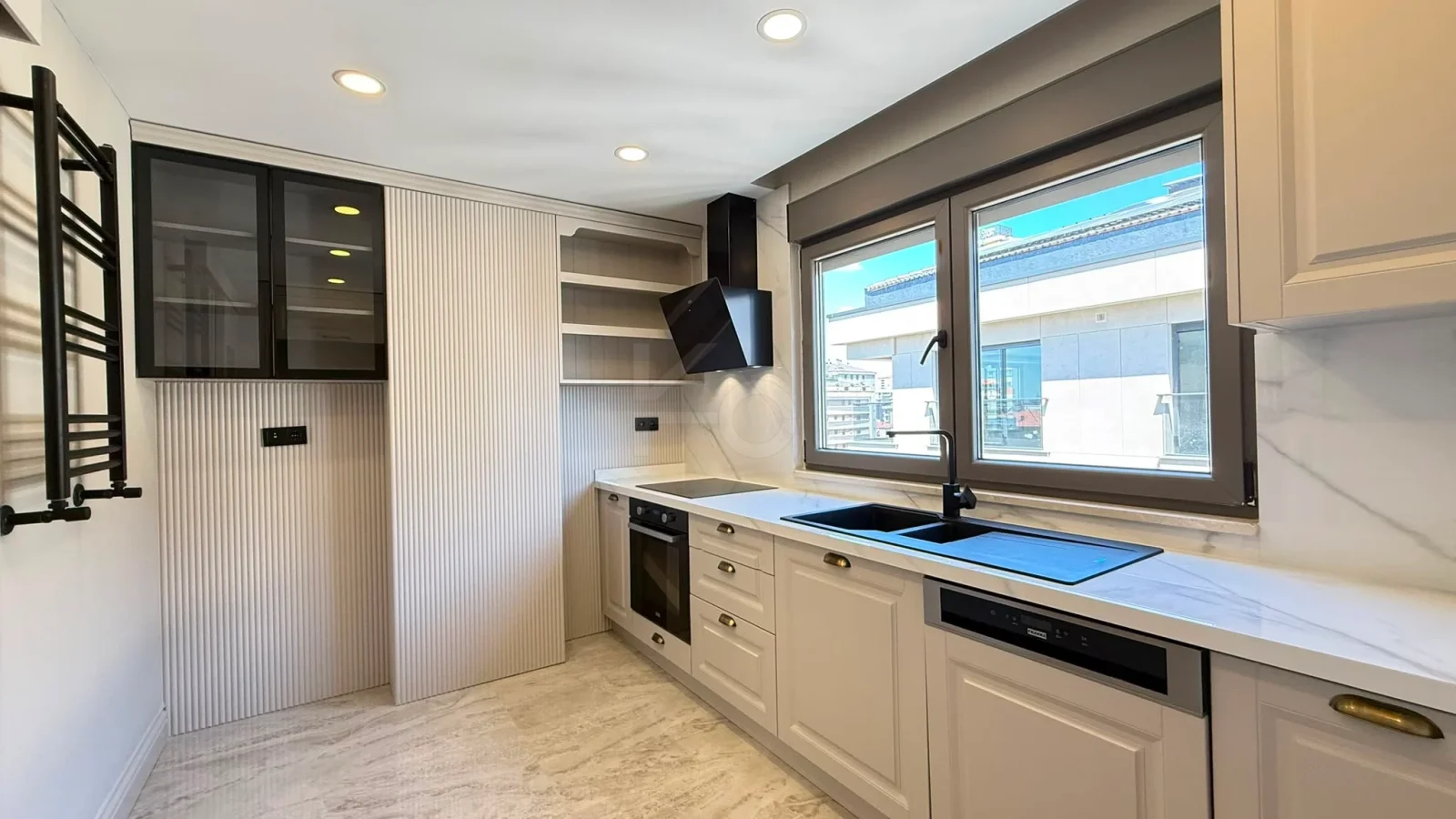 Academy Caddebostan  Bağdat Caddesi'ne 5.bina Satılık 4+1 Boş Daire