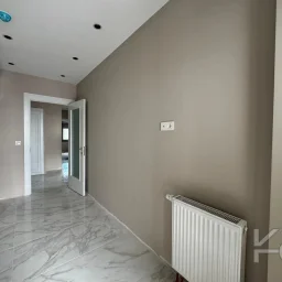 Laci̇vertcadde Ömerpaşa Sifir Ebeveynli̇ Balkonlu 105m² Net 3+1