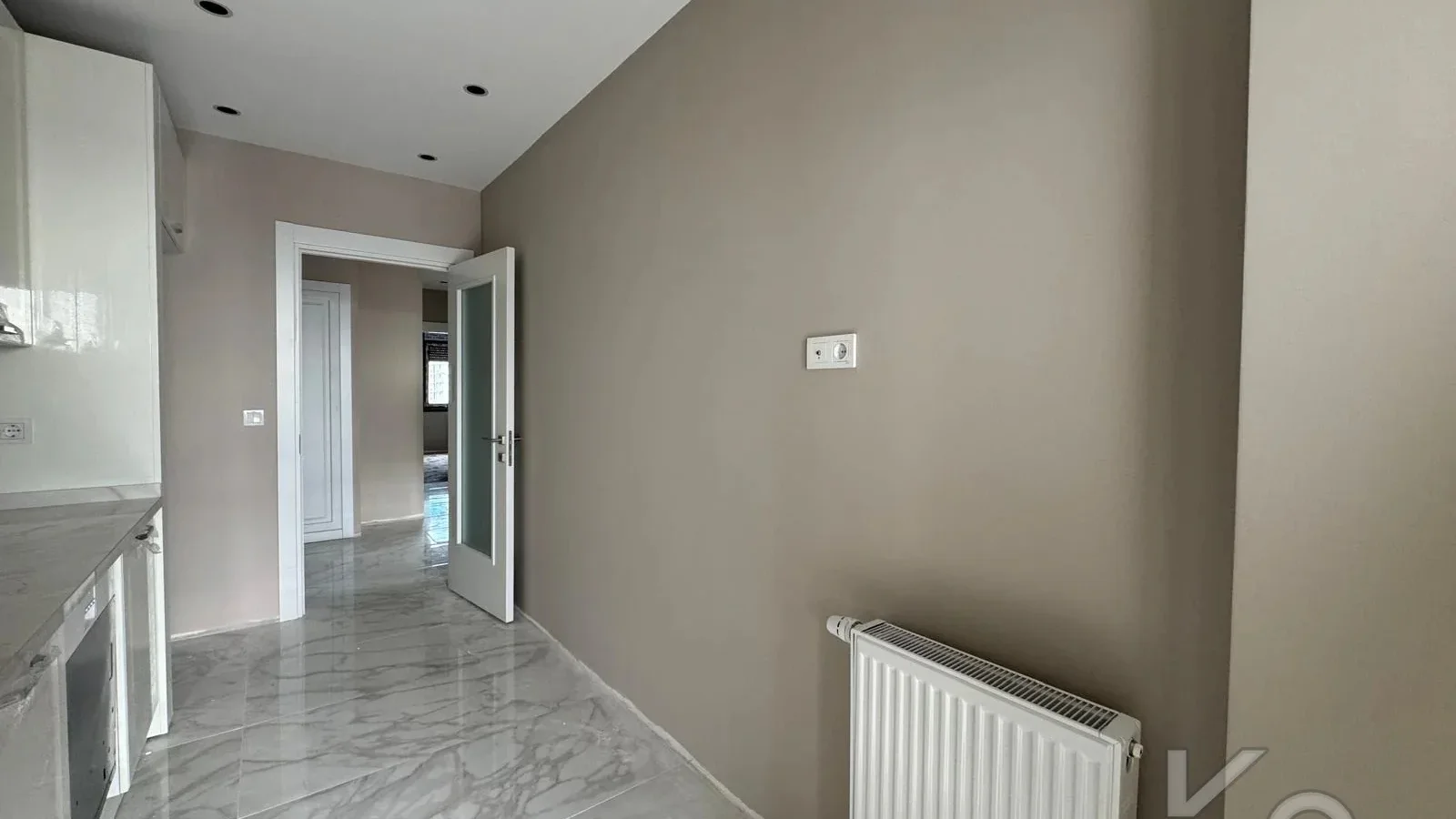 Laci̇vertcadde Ömerpaşa Sifir Ebeveynli̇ Balkonlu 105m² Net 3+1