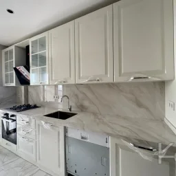 Laci̇vertcadde Ömerpaşa Sifir Ebeveynli̇ Balkonlu 105m² Net 3+1