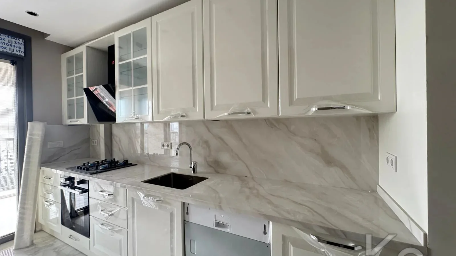Laci̇vertcadde Ömerpaşa Sifir Ebeveynli̇ Balkonlu 105m² Net 3+1