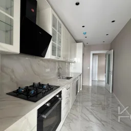 Laci̇vertcadde Ömerpaşa Sifir Ebeveynli̇ Balkonlu 105m² Net 3+1