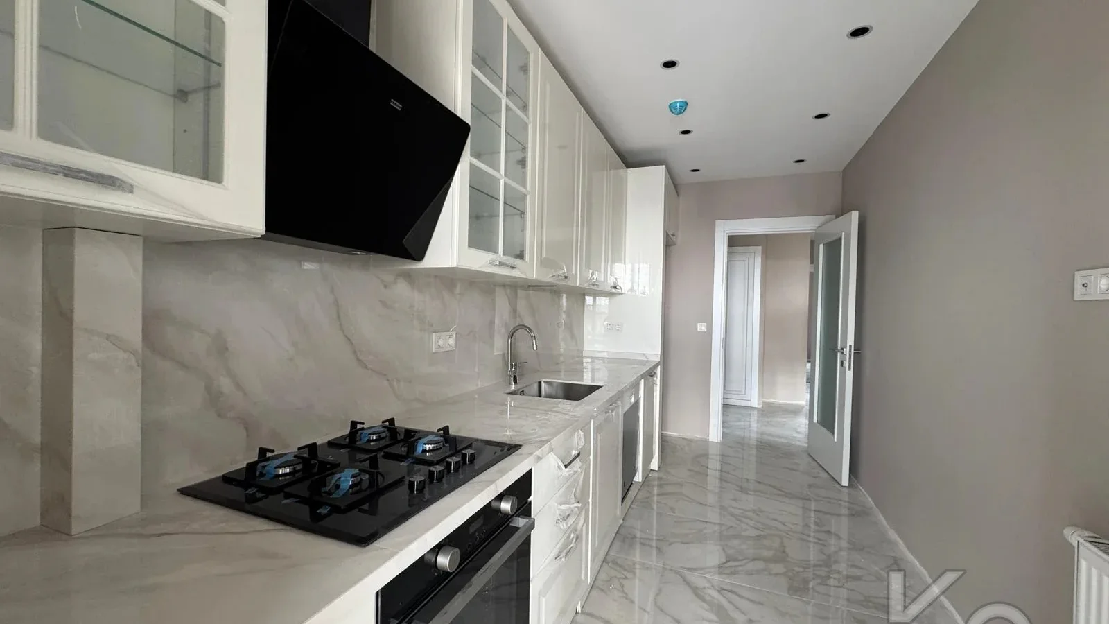Laci̇vertcadde Ömerpaşa Sifir Ebeveynli̇ Balkonlu 105m² Net 3+1