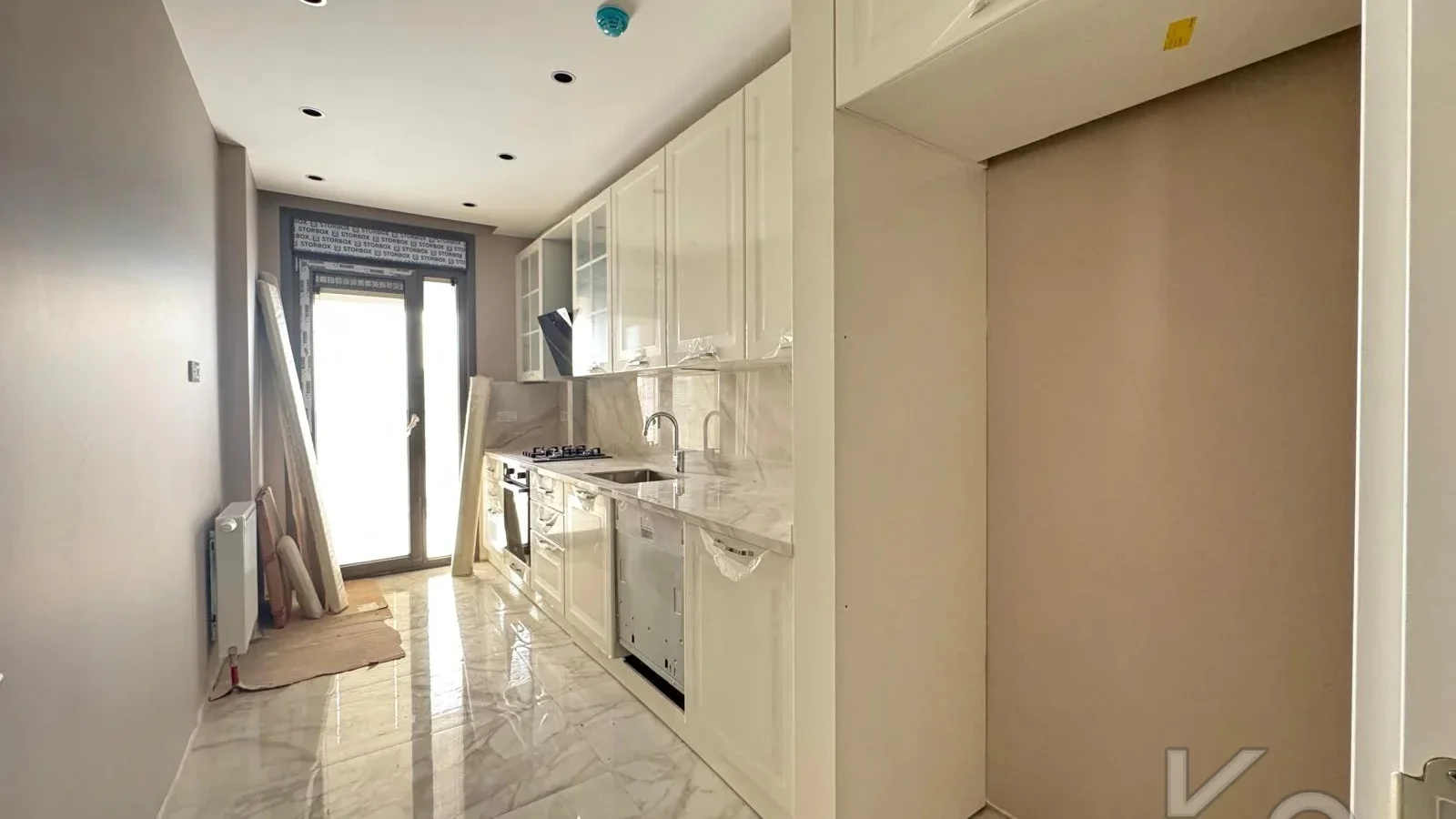 Laci̇vertcadde Ömerpaşa Sifir Ebeveynli̇ Balkonlu 105m² Net 3+1