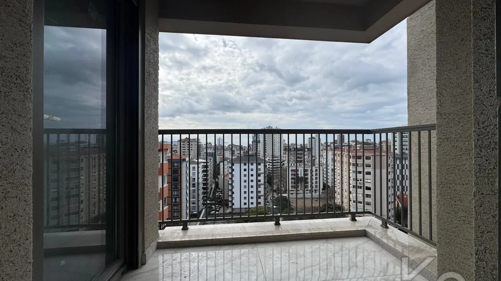 Laci̇vertcadde Ömerpaşa Sifir Ebeveynli̇ Balkonlu 105m² Net 3+1