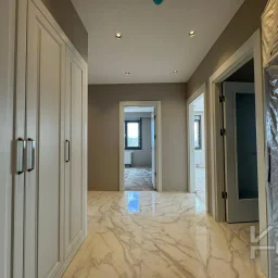Laci̇vertcadde Ömerpaşa Sifir Ebeveynli̇ Balkonlu 105m² Net 3+1