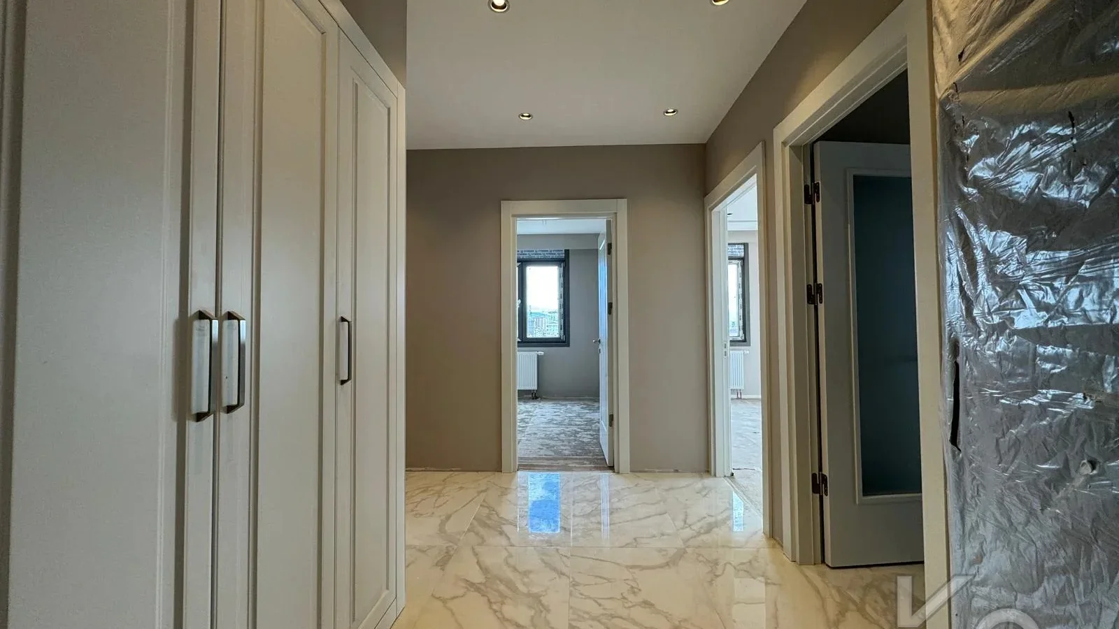 Laci̇vertcadde Ömerpaşa Sifir Ebeveynli̇ Balkonlu 105m² Net 3+1
