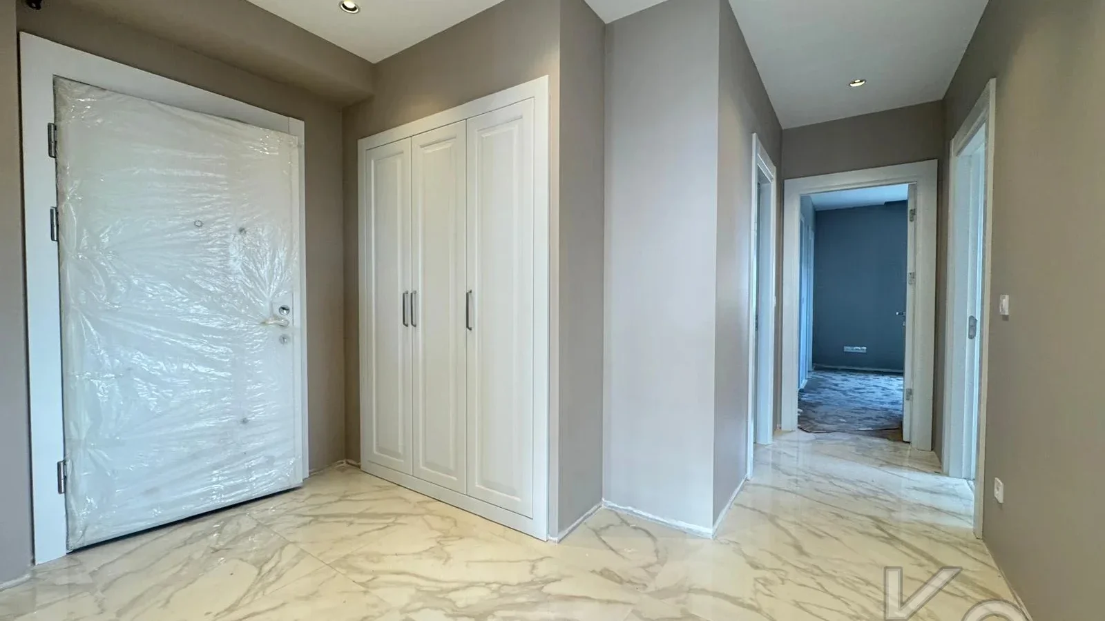 Laci̇vertcadde Ömerpaşa Sifir Ebeveynli̇ Balkonlu 105m² Net 3+1