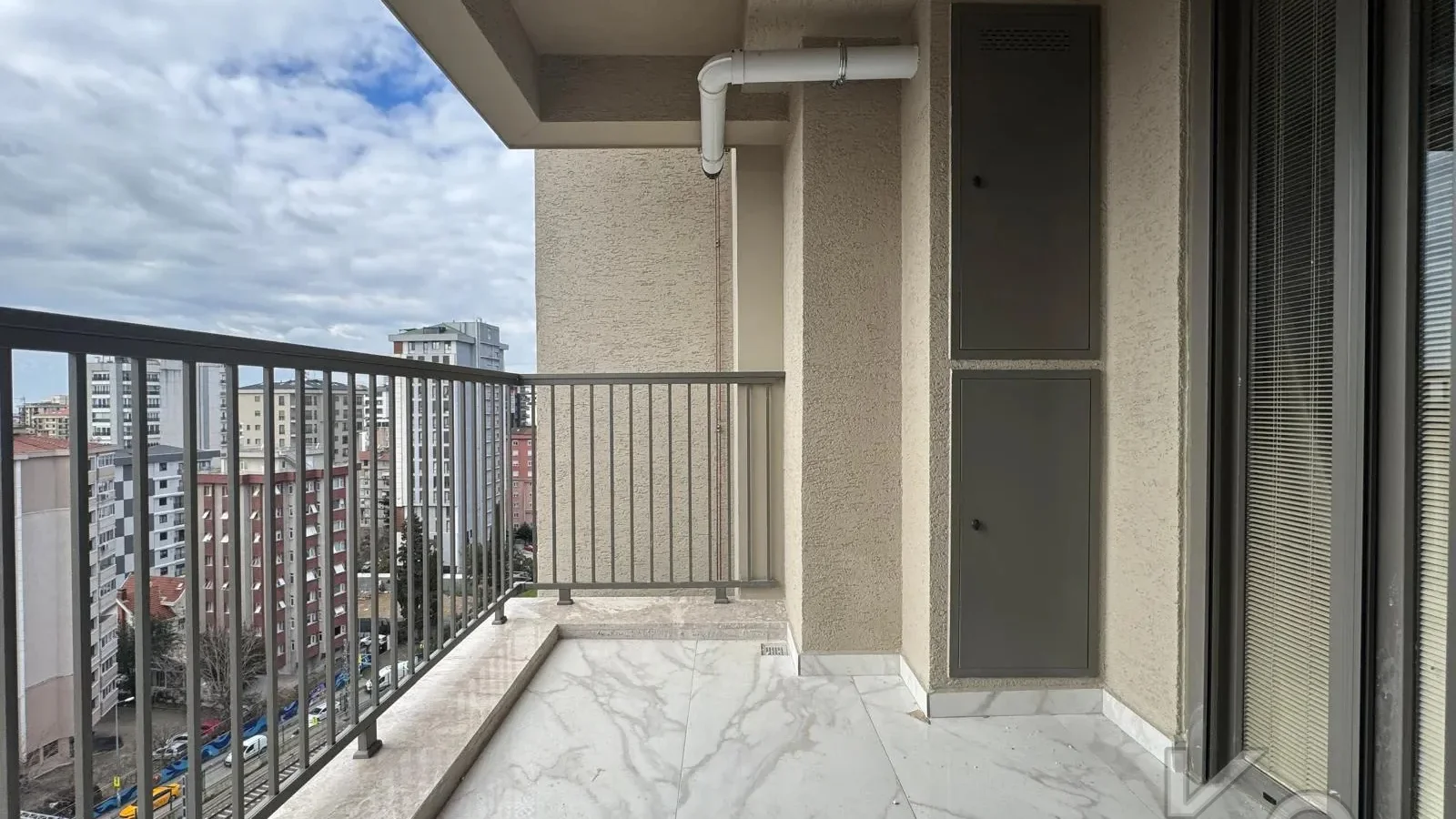 Laci̇vertcadde Ömerpaşa Sifir Ebeveynli̇ Balkonlu 105m² Net 3+1