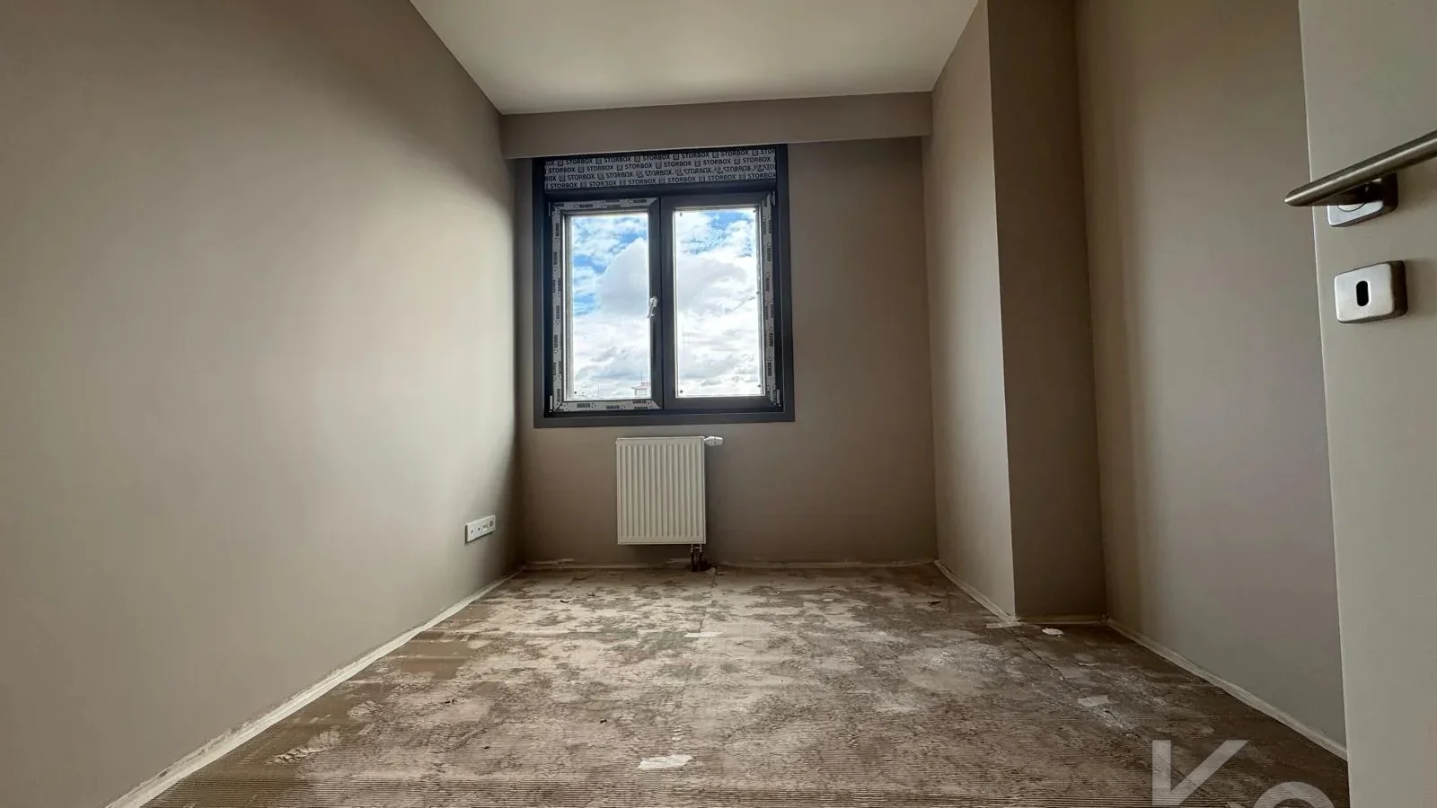 Laci̇vertcadde Ömerpaşa Sifir Ebeveynli̇ Balkonlu 105m² Net 3+1