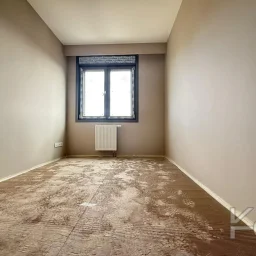 Laci̇vertcadde Ömerpaşa Sifir Ebeveynli̇ Balkonlu 105m² Net 3+1