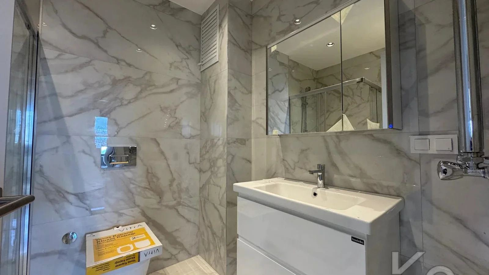 Laci̇vertcadde Ömerpaşa Sifir Ebeveynli̇ Balkonlu 105m² Net 3+1