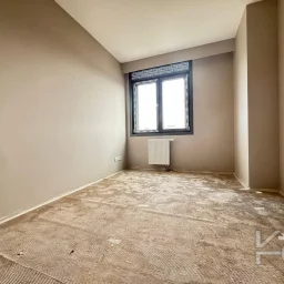 Laci̇vertcadde Ömerpaşa Sifir Ebeveynli̇ Balkonlu 105m² Net 3+1